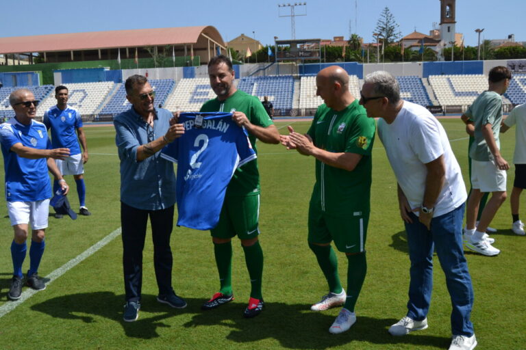 Pepe Galán recibiendo camiseta conmemorativa de la U.D. Melilla