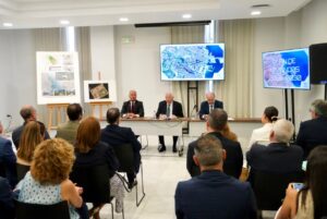 Presentación del plan de viviendas en Melilla con autoridades y gráficos