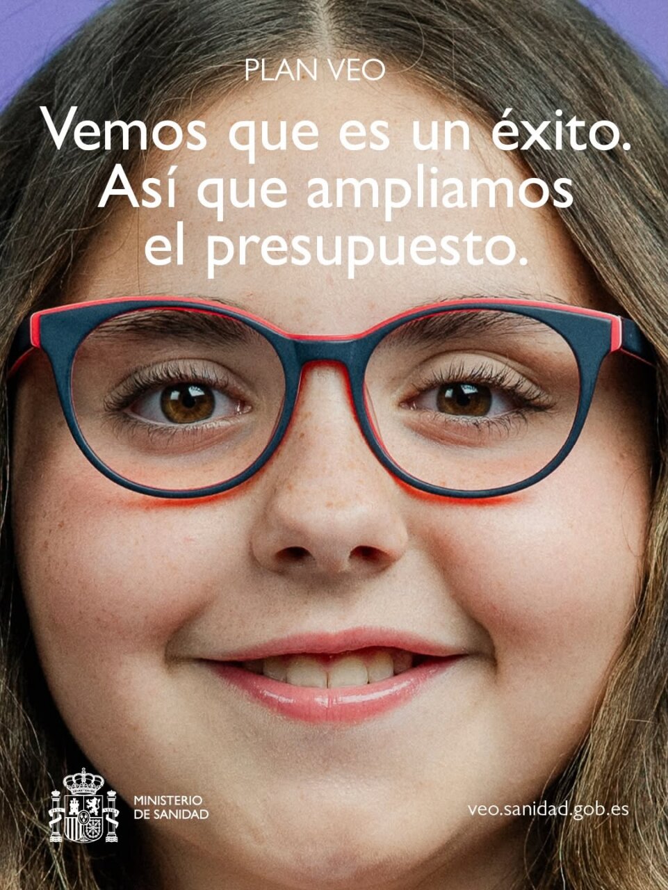 Close-up of a smiling girl wearing red-and-blue glasses, with white Spanish text about Plan VEO and increasing the budget; Ministry of Health logo at the bottom left.