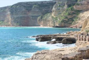 Vista de la playa de Aguadú con acantilados y mar azul