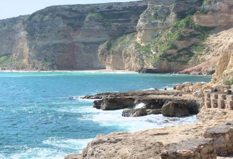 Vista de la playa de Aguadú con acantilados y mar azul