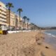 Vista de la playa del Hipódromo con edificios y palmeras
