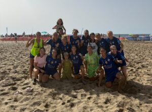 Equipo femenino de Higicontrol celebrando en la playa tras una victoria
