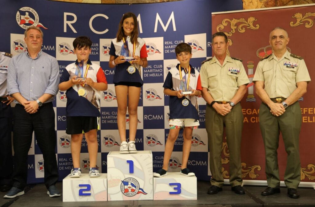 Ganadores en el podio de la VI Regata Delegación de Defensa en Melilla