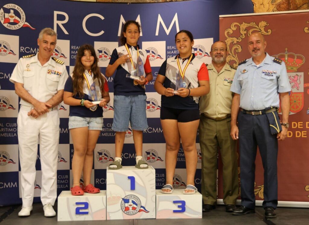 Ganadores de la VI Regata Delegación de Defensa en Melilla en el podio