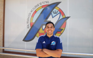 Podólogo deportivo sonriente en la Real Federación Melillense de Fútbol