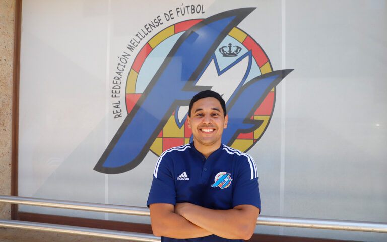 Podólogo deportivo sonriente en la Real Federación Melillense de Fútbol