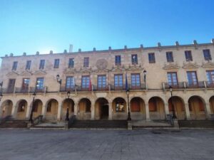 Edificio del Ayuntamiento de Soria con agentes de Policía Judicial
