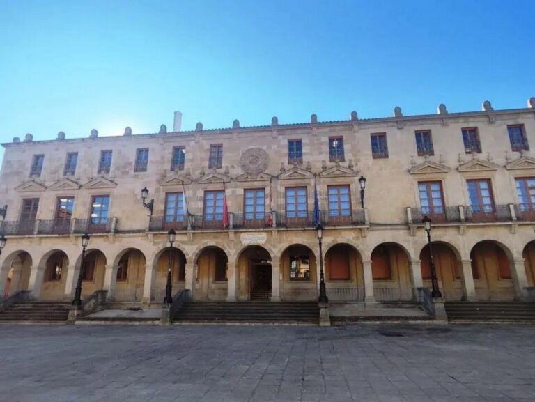 Edificio del Ayuntamiento de Soria con agentes de Policía Judicial