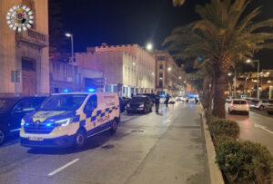 Vehículo de la Policía Local de Melilla en una operación de control de motos