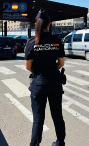 Agente de la Policía Nacional en control fronterizo en Melilla