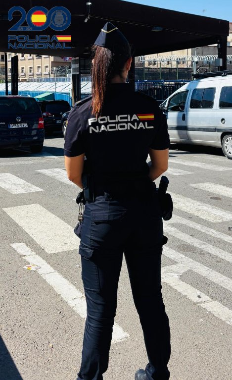 Agente de la Policía Nacional en control fronterizo en Melilla
