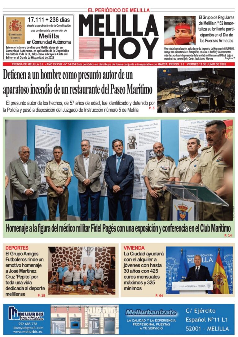 Portada de El Melilla. Fotografía principal: varios oficiales y militares en una exposición dedicada al médico militar Fidel Pagés junto a paneles informativos en una sala de exposición azul.