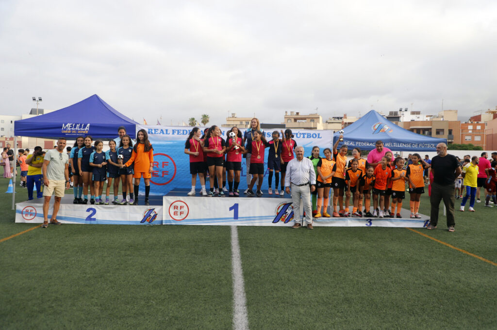 Equipo de fútbol femenino recibiendo medallas en Melilla