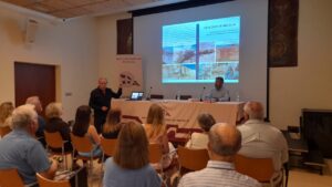 Presentación del libro sobre biodiversidad en Melilla en un evento
