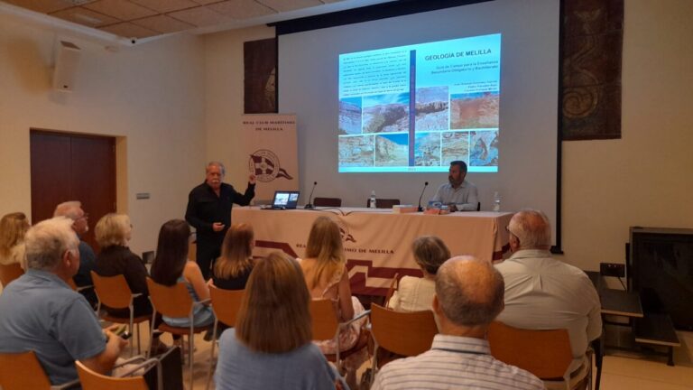 Presentación del libro sobre biodiversidad en Melilla en un evento