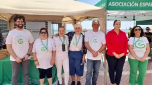 Grupo de voluntarios de la AECC en Melilla durante una actividad de prevención del cáncer de piel