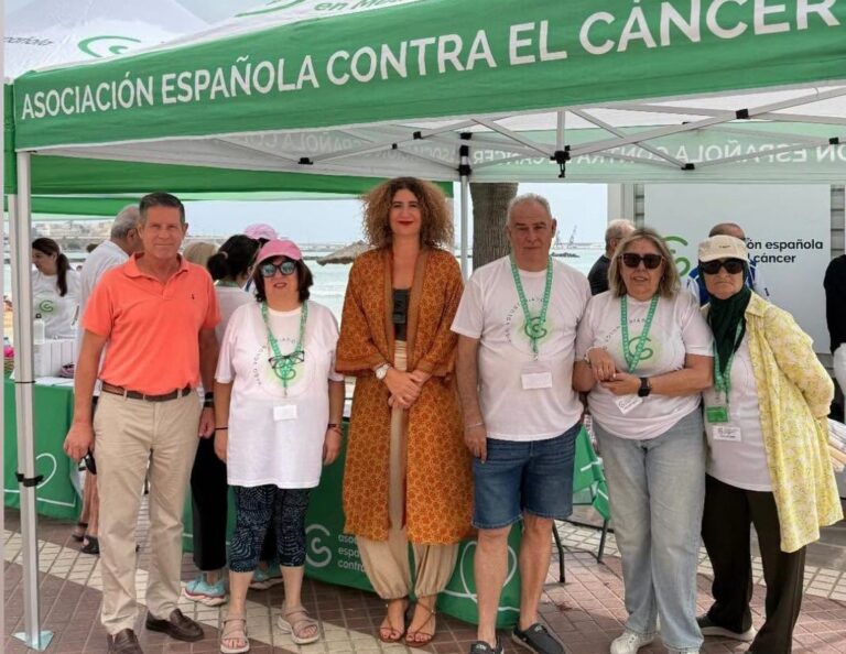 Voluntarios de la AECC en Melilla durante una campaña de prevención del cáncer de piel