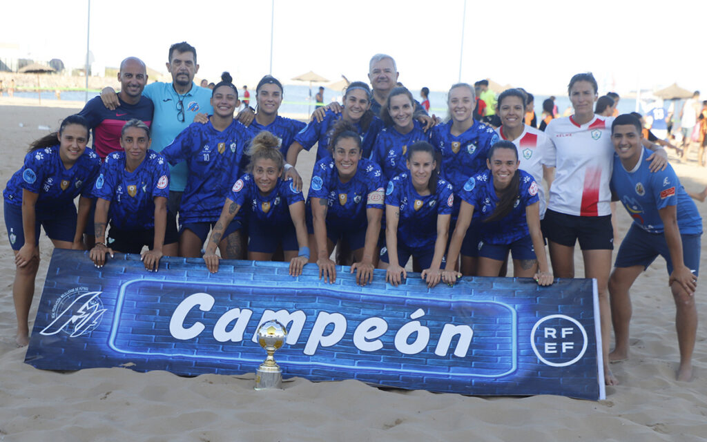 Equipo femenino levantando la copa de campeonas en el torneo autonómico