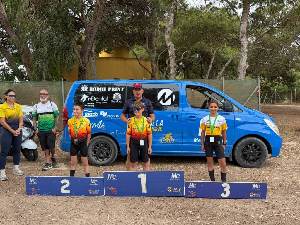 Participantes del VI GP XCO en el podio de premiación