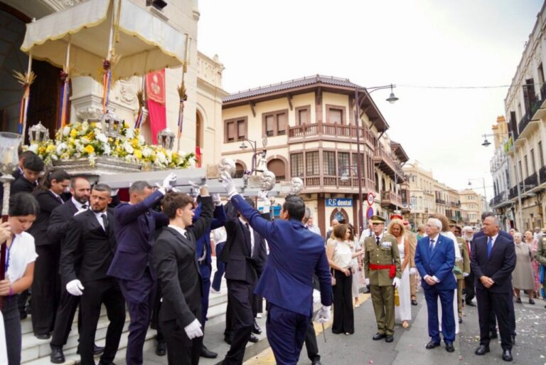Participantes en la procesión de Corpus Christi en Melilla bajo la lluvia