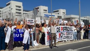 Profesionales sanitarios protestando frente al Hospital Universitario de Melilla