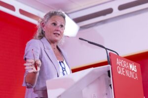 Portavoz del PSOE criticando los atajos de Feijóo en rueda de prensa
