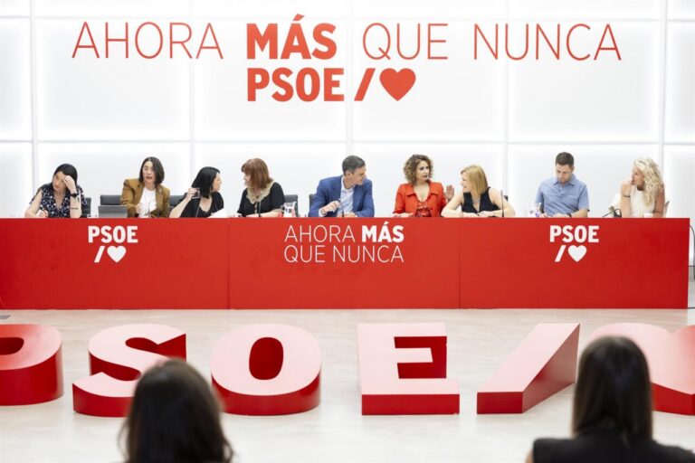 Reunión del PSOE con apoyo a Zapatero en un evento político