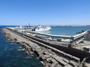 Vista del puerto de Melilla con un barco y la costa