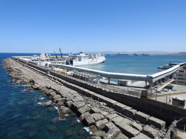 Vista del puerto de Melilla con un barco y la costa