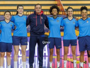 Rafa Torreblanca junto al equipo del Melilla Torreblanca C.F. en el Pabellón Javier Imbroda