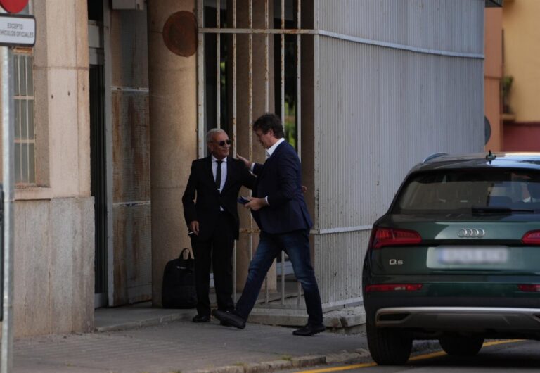 Rafael Yuste y otro hombre conversando frente a un edificio