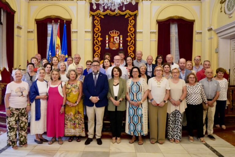 Grupo de personas en el Salón Dorado de Melilla durante la recepción a las Casas Regionales de Ceuta