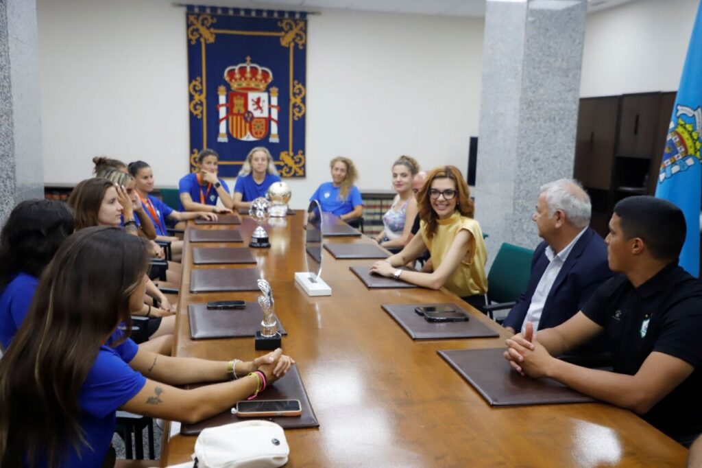 Sabrina Moh con el equipo femenino del C.D. Higicontrol Melilla en la recepción