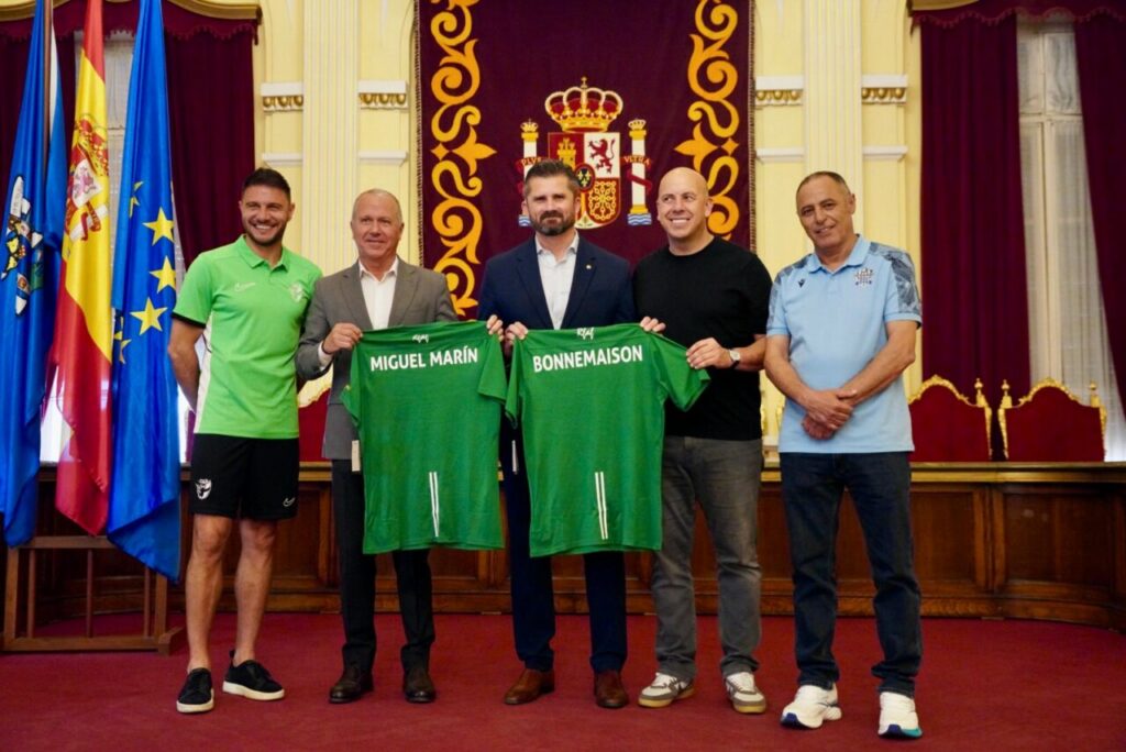 Presentación de camisetas para el partido de leyendas del fútbol en Melilla