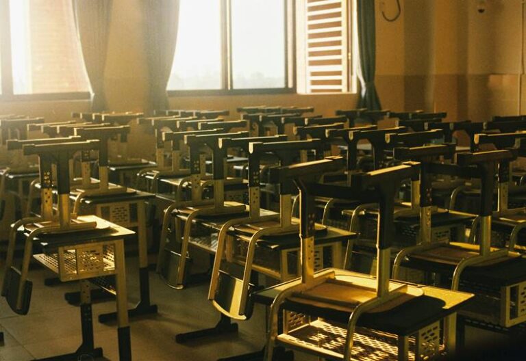 Aulas vacías con escritorios y sillas en una escuela