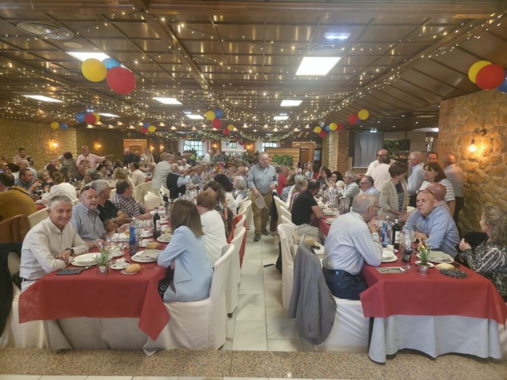 Asistentes del reencuentro de la Guardia Civil en un restaurante en Asturias