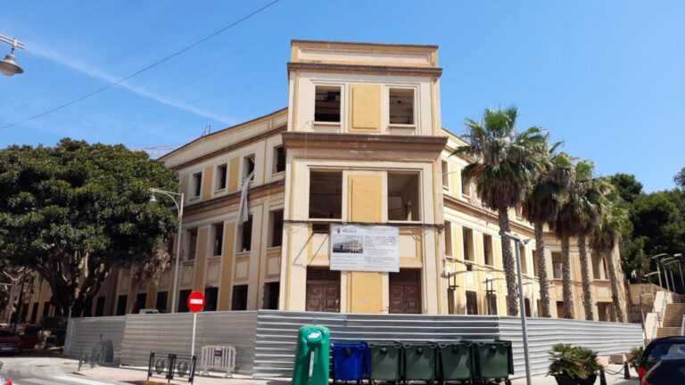 Edificio de Correos en Melilla en proceso de rehabilitación con andamios