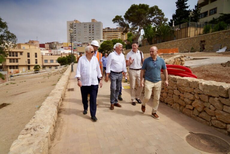Visita de autoridades al Parque Lobera en Melilla durante su rehabilitación