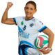 Lucía Buendía posando con balón de voleibol en uniforme del Club Voleibol Melilla.
