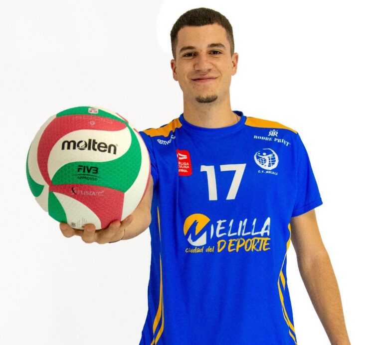 Zeus París con balón de voleibol en camiseta del Club Voleibol Melilla