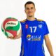 Zeus París con balón de voleibol en camiseta del Club Voleibol Melilla