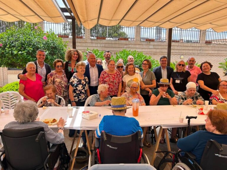 Residentes del Centro Asistencial disfrutando de una comida al aire libre con voluntarios.
