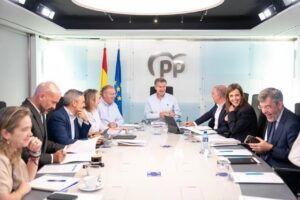 Reunión del Partido Popular con varios miembros en la mesa