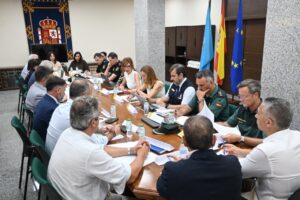 Reunión de Protección Civil en Melilla con representantes de seguridad y emergencias.