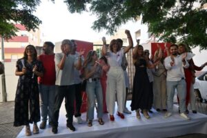 Grupo de personas aplaudiendo en un evento político en Melilla