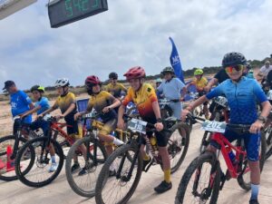 Grupo de jóvenes ciclistas listos para competir en Melilla