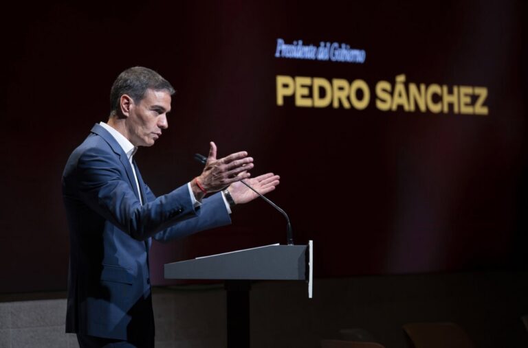 Pedro Sánchez hablando sobre el plan de integración de migrantes en un evento