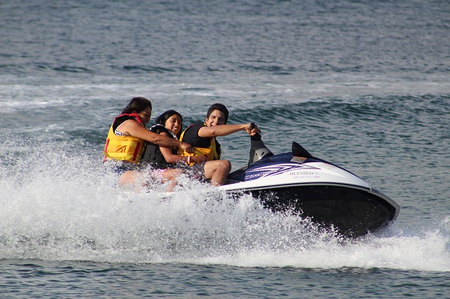 Tres personas disfrutando en una moto de agua en el mar