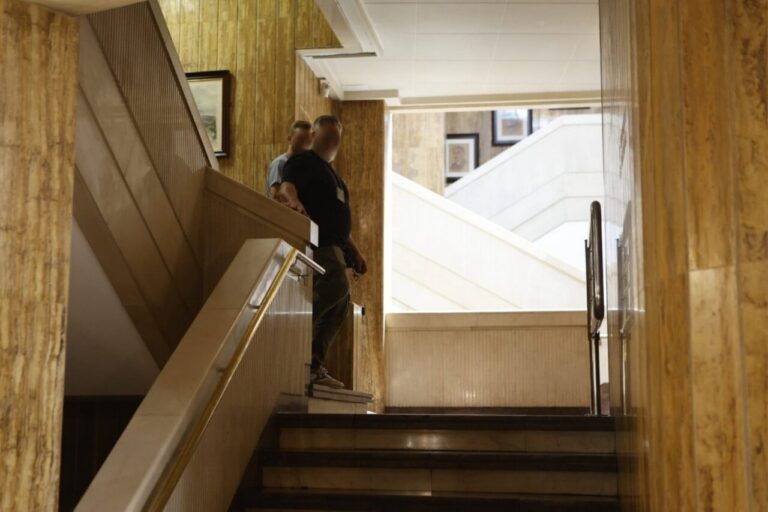 Dos personas en un pasillo durante registros en el Ayuntamiento de Soria